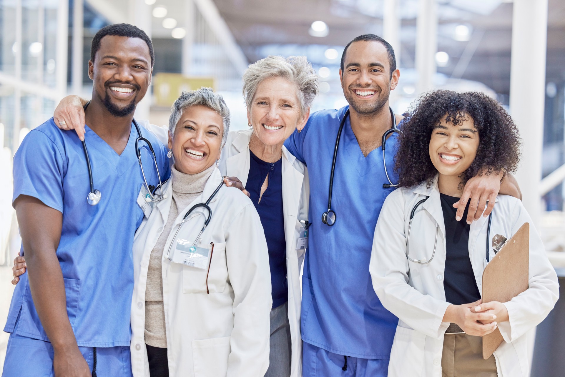 Glückliches Porträt, Gruppe und Ärzte für Gesundheitsdienst, Führung und Teamarbeit in der Vielfalt von Krankenhäusern. Professionelle Medizinerin, Mentorin und Praktikumsschwester im Klinikmanagement, Umarmung und Unterstützung